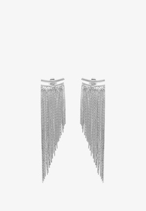 Sølvøreringer med en frynse-design laget av sammenkoblede kjeder. Den øverste delen er glatt, og kjedene varierer i lengde, noe som skaper bevegelse.