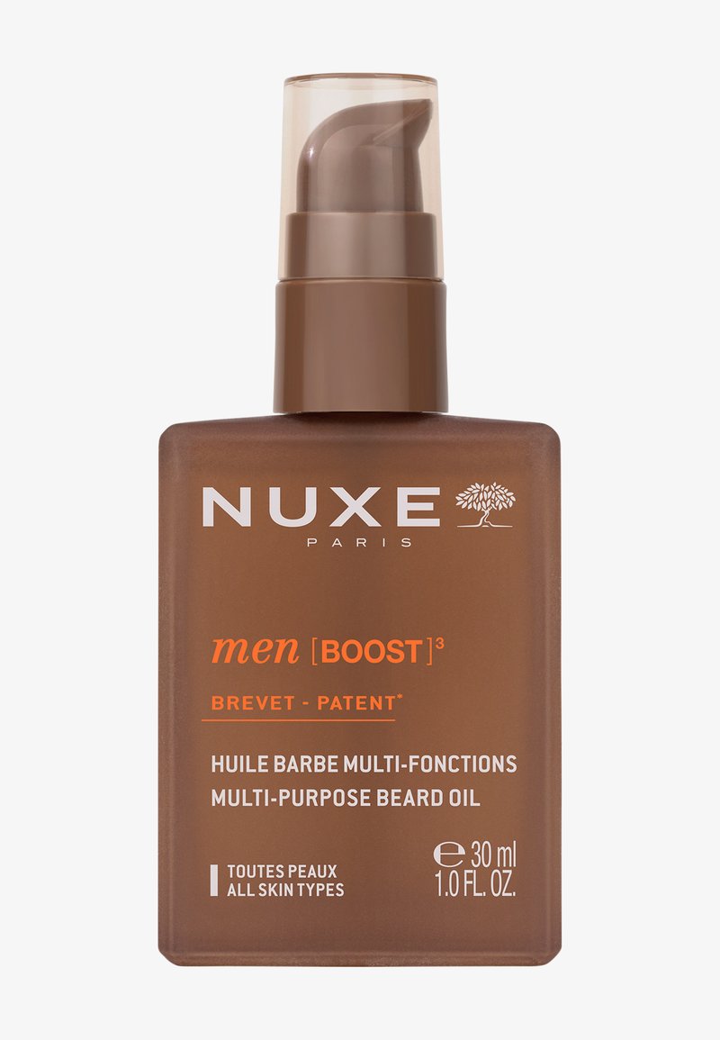 Brązowa szklana butelka z dozownikiem, oznaczona "NUXE men [BOOST]³", zawierająca 30 ml wszechstronnego olejku do zarostu. Tekst w kolorze pomarańczowym i białym.