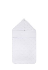 Sac de couchage blanc pour bébé avec une capuche, présentant un motif bleu subtil, une fermeture à bouton et un logo en relief sur le tissu avant.