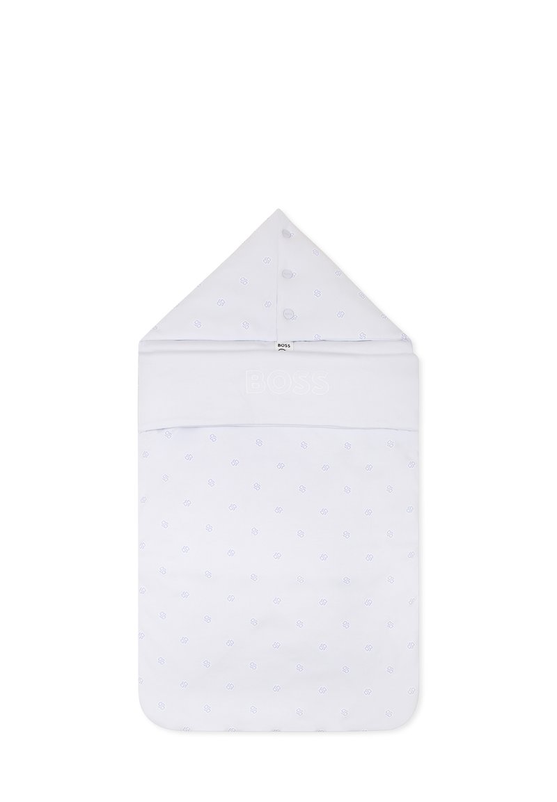 Sac de couchage blanc pour bébé avec une capuche, présentant un motif bleu subtil, une fermeture à bouton et un logo en relief sur le tissu avant.