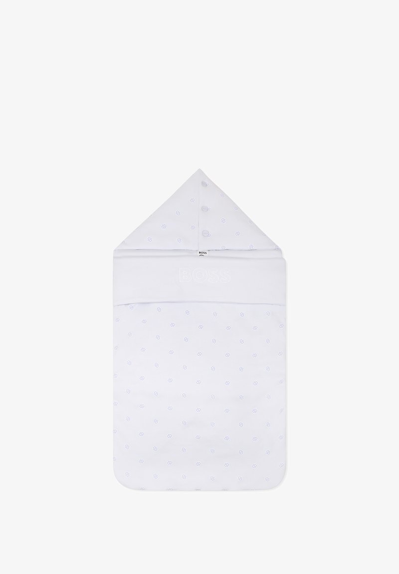 Sac de couchage blanc pour bébé avec une capuche, présentant un motif bleu subtil, une fermeture à bouton et un logo en relief sur le tissu avant.