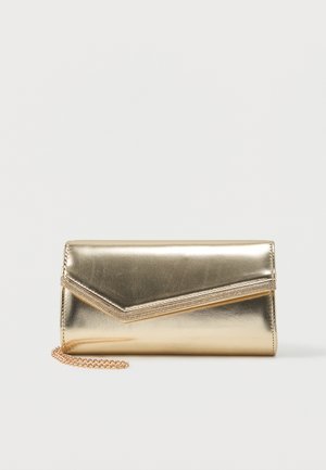 Geantă clutch mică, aurie, lucioasă, cu clapetă de tip plic și o curea subțire din lanț auriu, pe fundal alb.