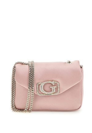 Borsa a tracolla in satin rosa con una catena argentata, caratterizzata da un logo prominente decorato con strass sul davanti e una chiusura a pattina.