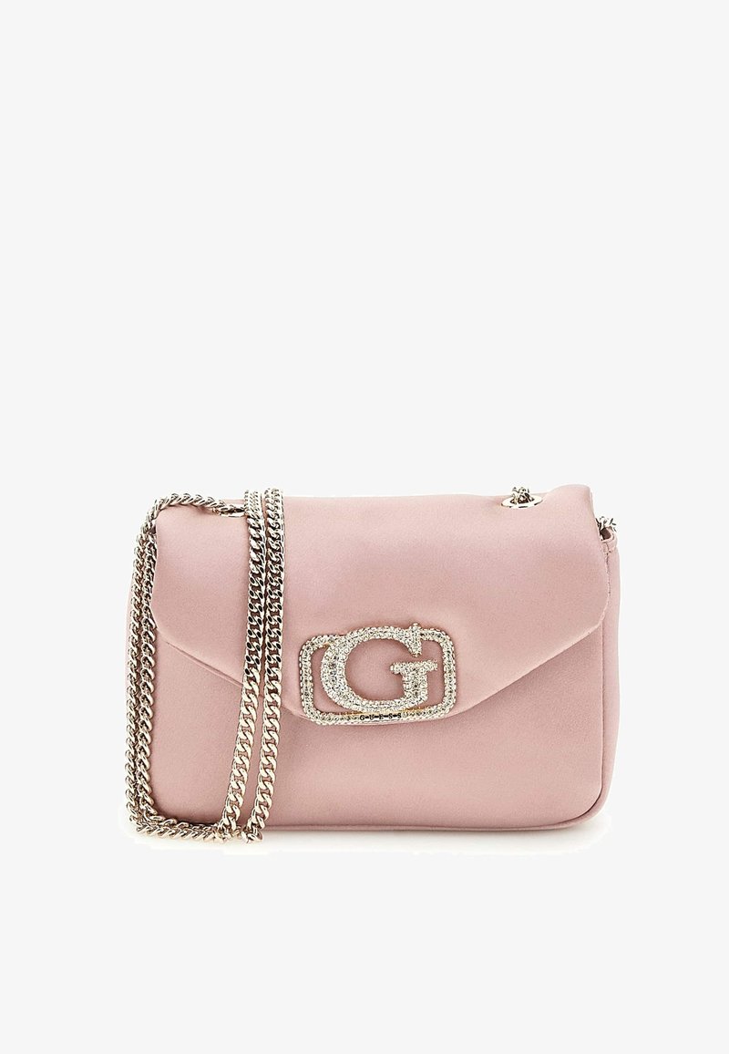 Borsa a tracolla in satin rosa con una catena argentata, caratterizzata da un logo prominente decorato con strass sul davanti e una chiusura a pattina.