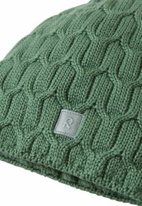 Berretto verde a maglia con un motivo a treccia testurizzato, caratterizzato da un'etichetta in pelle grigia con un logo in rilievo. Materiale morbido e caldo.