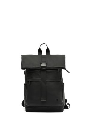 Mochila negra de nylon con diseño de roll-top, cierre con cremallera y bolsillos exteriores. Presenta correas resistentes y un hardware minimalista.