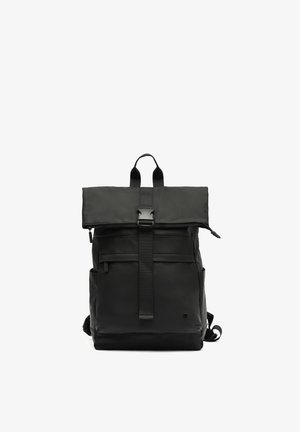 Zaino nero in nylon con design a risvolto, chiusura con zip e tasche esterne. Caratterizzato da spallacci robusti e hardware minimalista.