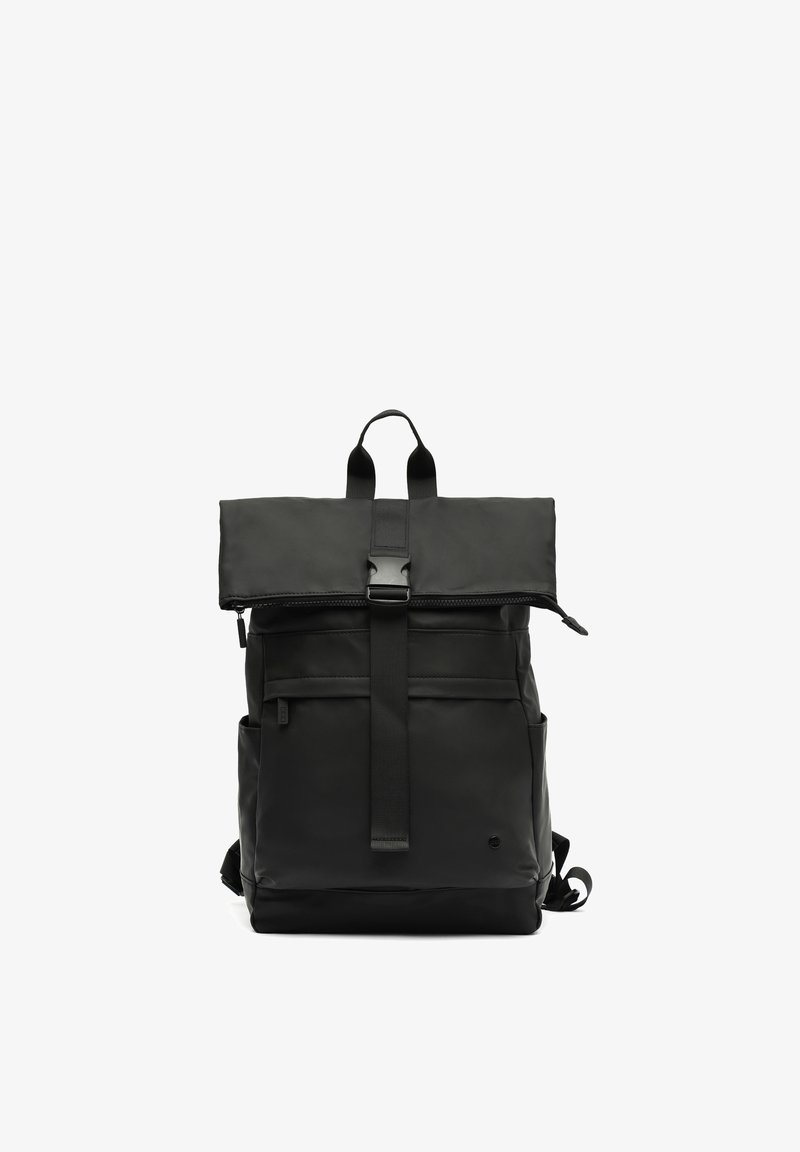 Mochila negra de nylon con diseño de roll-top, cierre con cremallera y bolsillos exteriores. Presenta correas resistentes y un hardware minimalista.