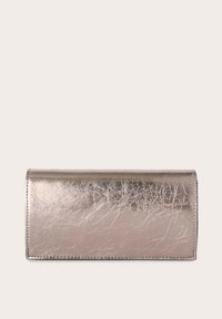 Metallischer silberner Geldbeutel mit einer zerknitterten Textur, rechteckiger Form und glatter Oberfläche. Besitzt keine sichtbaren Beschläge oder Akzente.