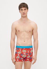 Sarkanas bokseršorti ar zilu elastīgu jostu, uz kuras rakstīts "HAPPY." Dizainā ir krāsaini sirdis, mākoņi un komiksiem līdzīgi grafiski elementi.