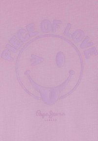Camisa morada con un diseño de cara sonriente, con el texto "PIECE OF LOVE" arriba y el logo de "Pepe Jeans" abajo, todo en tonos a juego.