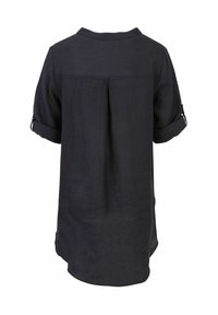 Donkerblauw linnen shirt met opgerolde mouwen, een rugplooitje en een iets gebogen zoom. Casual en ademend ontwerp.