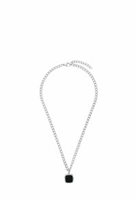 Collana in argento con un pendente quadrato nero. La catena presenta anelli; il pendente è incorniciato in argento con bordi lisci.