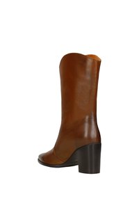 Stivale marrone in pelle al ginocchio con punta arrotondata, silhouette snella, lucentezza sottile e tacco a blocco, caratterizzato da una texture liscia e un leggero orlo scallop.