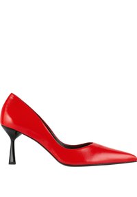 Escarpin en cuir verni rouge avec un bout pointu et un talon aiguille noir et mince. Texture lisse et design épuré.