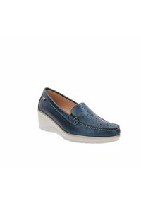Zapato de cuero azul marino tipo slip-on con parte superior perforada, detalle de costuras y suela blanca de cuña diseñada para comodidad y uso diario.