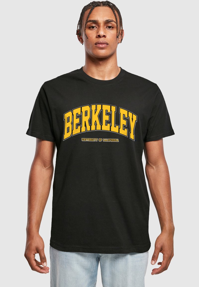 Černé bavlněné tričko s výrazným žlutým potiskem "BERKELEY" a s nápisem "UNIVERSITY OF CALIFORNIA" pod ním. Krátké rukávy a kulatý výstřih.
