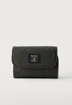 Złożona ciemnozielona saszetka Barbour z brązową lamówką i etykietą przedstawiającą latarnię morską oraz napis "Barbour".