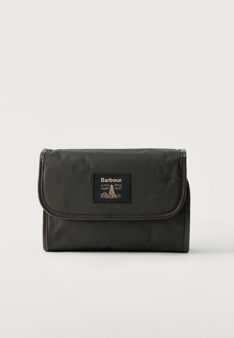 Πτυσσόμενη τσάντα Barbour σε σκούρο πράσινο με καφέ περιθώριο και ετικέτα που απεικονίζει έναν φάρο και το κείμενο «Barbour».