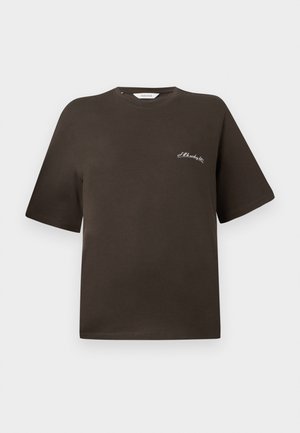 T-shirt en coton marron avec des manches courtes, coupe décontractée, col rond, présentant un petit texte brodé blanc sur la poitrine gauche.