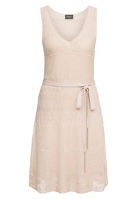 Robe en maille beige clair, avec un décolleté en V, sans manches, motifs en zigzag texturés, et une ceinture nouée à la taille avec des accents dorés.