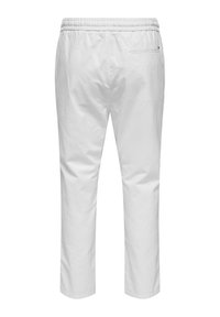 Pantalon blanc décontracté avec taille élastique et une poche arrière unique, coupe droite, présenté de dos sur un fond blanc.