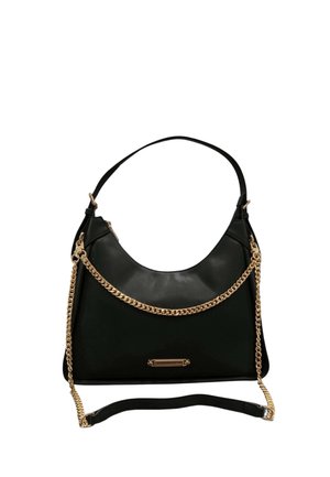 Borsa a spalla nera con tracolla a catena dorata e piccola targhetta rettangolare dorata sul davanti su sfondo bianco.