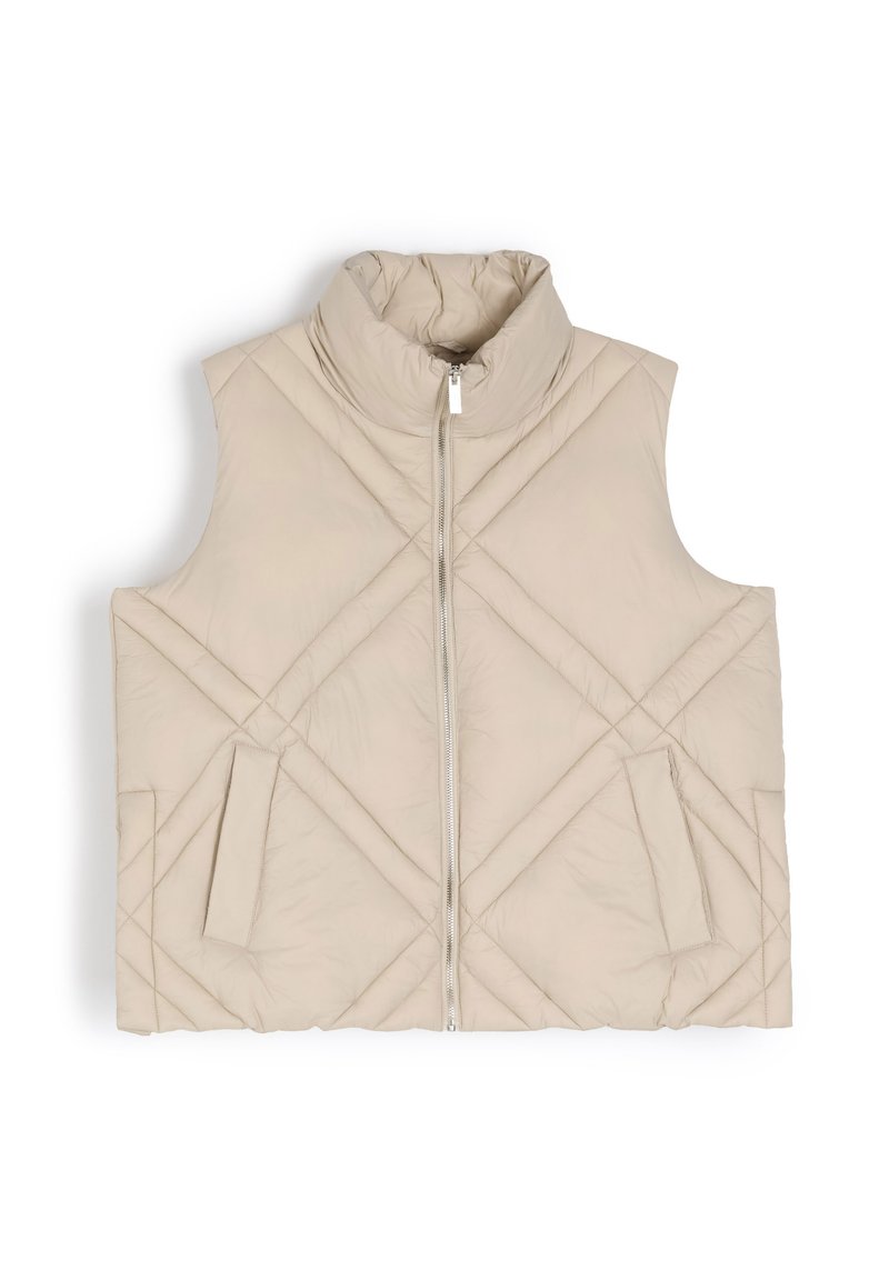 Beżowa pikowana kamizelka z wysokim kołnierzem, zamek błyskawiczny z przodu i dwie boczne kieszenie. Posiada ukośne przeszycia oraz miękką, wypchaną teksturę.