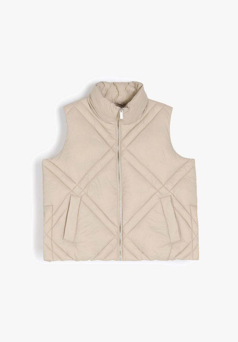 Beżowa pikowana kamizelka z wysokim kołnierzem, zamek błyskawiczny z przodu i dwie boczne kieszenie. Posiada ukośne przeszycia oraz miękką, wypchaną teksturę.