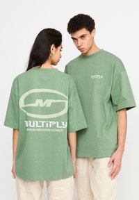 Multiply Apparel BROKEN IDENTITY - Printtipaita - hedge green