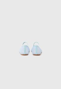Modré sieťované slip-on topánky s plochou podrážkou, vybavené svetlomodrým zadným popruhom a textúrovaným povrchom. Navrhnuté pre pohodlie a jednoduché obúvanie.