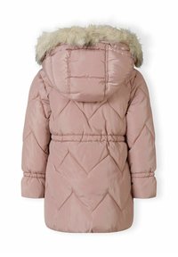 Veste matelassée rose avec capuche bordée de fourrure, taille cintrée et poignets élastiques. Présente un motif en losanges sur le tissu.