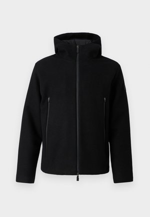 Giacca nera con cappuccio realizzata in materiale felpato, dotata di chiusura a zip e due tasche frontali con zip. Texture liscia con un design moderno.