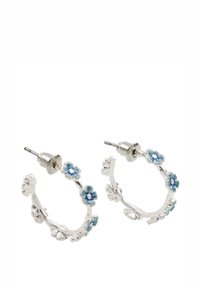 Orecchini a cerchio in argento con piccoli fiori blu e dettagli a foglia, con una fascia texturizzata. Chiusura a perno per una vestibilità sicura.