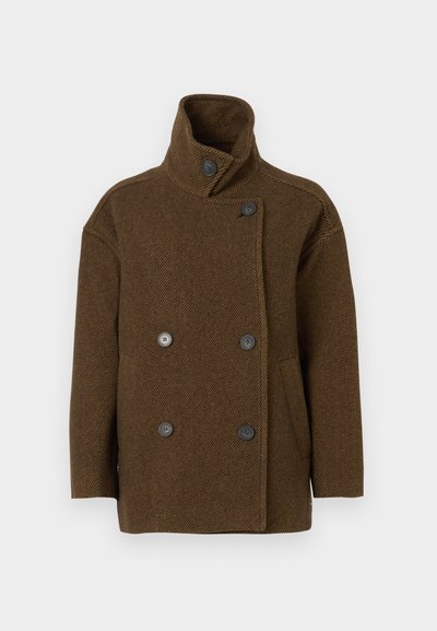 Brauner, doppelt knöpfiger Mantel aus textured Stoff. Verfügt über einen hohen Kragen, zwei große vordere Taschen und schwarze Knöpfe. Mit Fischgrätenmuster-Details.