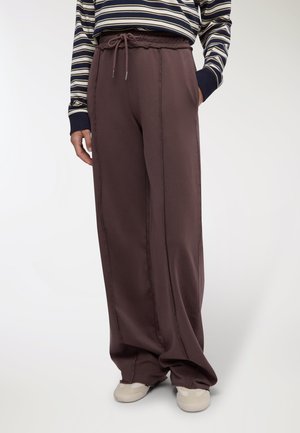 Pantaloni a gamba larga marrone scuro con cintura elastica e coulisse, dotati di tasche laterali e dettagli cuciti lungo le cuciture.