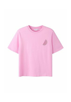 Lyserød kortærmet T-shirt med en lille sort prikket halvcirkel på venstre bryst mod en hvid baggrund.