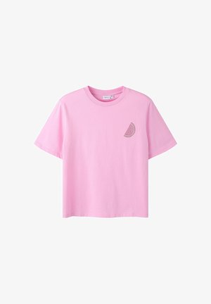 Lyserød kortærmet T-shirt med en lille sort prikket halvcirkel på venstre bryst mod en hvid baggrund.