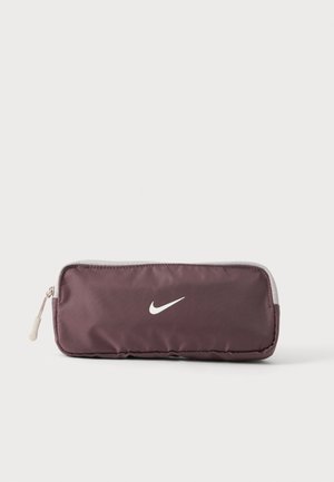 Trousse rectangulaire bordeaux Nike avec curseur de fermeture éclair blanc et logo Nike Swoosh blanc centré à l'avant.