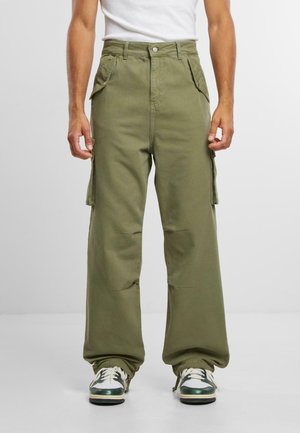 Pantaloni cargo verzi din bumbac, cu buzunare laterale și un design cu picioare largi. Materialul are o textură netedă și o croială lejeră.