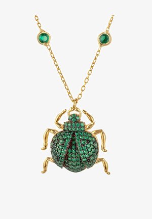 Collana in tonalità oro con pendente a forma di scarabeo decorato con rhinestones verdi, dettagli intricati sulle ali e sulle gambe, e accenti circolari.