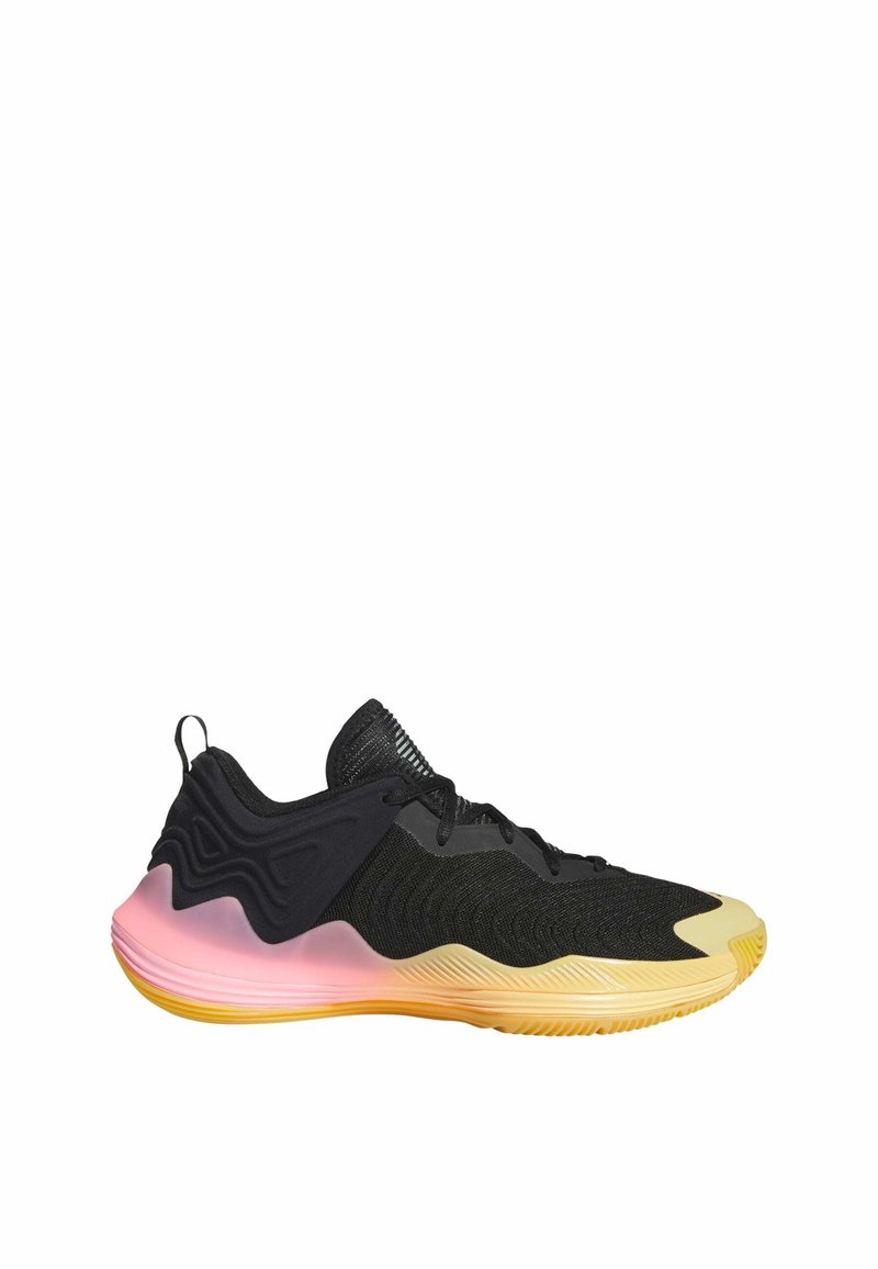 Czarna sportowa sneaker z teksturowaną cholewką, różowym gradientowym bieżnikiem i wyraźnym falistym wzorem w okolicy pięty. Lekka i elastyczna konstrukcja.
