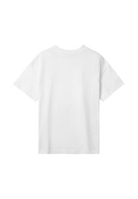 Camiseta de algodón blanca con mangas cortas, cuello redondo y una textura suave. Sin patrones ni logotipos visibles, vista trasera lisa.