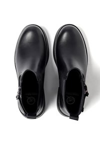 Stivali alla caviglia in pelle nera con finitura liscia, pannelli laterali elasticizzati e linguetta sul retro. Design a punta arrotondata e suola piatta.