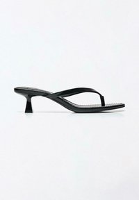 Zwarte sandaal met hoge hak, dunne bandjes en een lage kittenhak op een effen witte achtergrond.