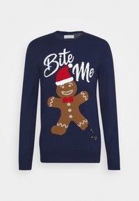 Granatowy sweter z dzierganym motywem piernikowego ludzika w czerwonym kapeluszu Świętego Mikołaja, z białym napisem "Bite Me" oraz świątecznymi akcentami.