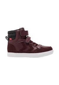 Sneaker alto color bordeaux con tomaia testurizzata, dettagli in suede, cinturini regolabili e suola in gomma bianca. Presenta una fodera grigia e un patch con logo.