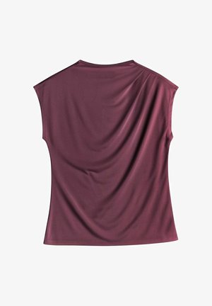 Bordeaux korte mouwen top met een gedrapeerde achterkant. Gladde textuur en een iets relaxte pasvorm. Ronde halslijn met een schone afwerking en geen zichtbare naden.