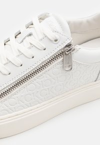 Calvin Klein LACE UP ZIP biały