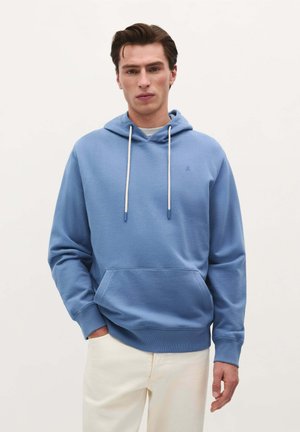 Felpa con cappuccio in cotone azzurro chiaro, dotata di una tasca frontale, lacci bianchi e un piccolo logo sul petto.